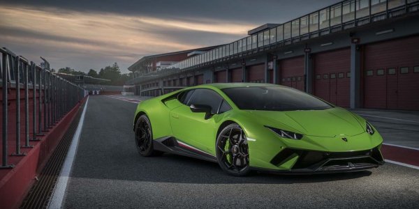 И двете версии на Huracan &ndash; Evo и Performante, постигат тази скорост, но италианските чудовища са по-бавни от много близкия до тях от техническа гледна точка Audi R8 V10 Plus.